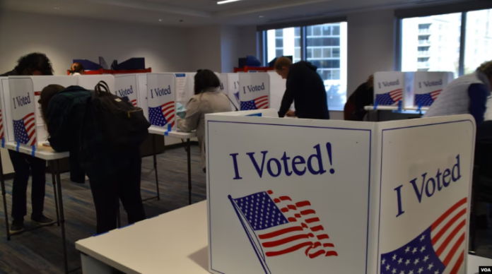 Votantes son captados en centro de votación anticipada en Arlington, Virginia, este viernes 25 de octubre. El flujo va en aumento a medida que se acerca la elección general del 5 de noviembre.