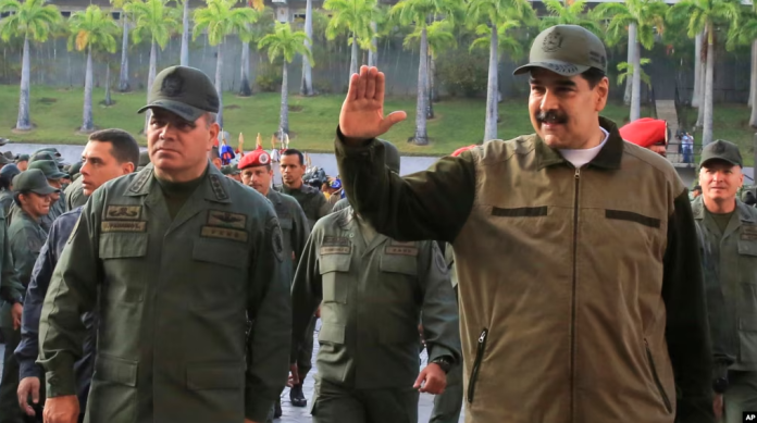 ARCHIVO - En esta fotografía del 2 de mayo de 2019 publicada por la Oficina de Prensa de Miraflores, el presidente de Venezuela, Nicolás Maduro, a la derecha, acompañado por su ministro de Defensa, Vladimir Padrino, saluda a su llegada al Fuerte Tiuna, en Caracas, Venezuela. Imagen de referencia. Foto: Cortesía.