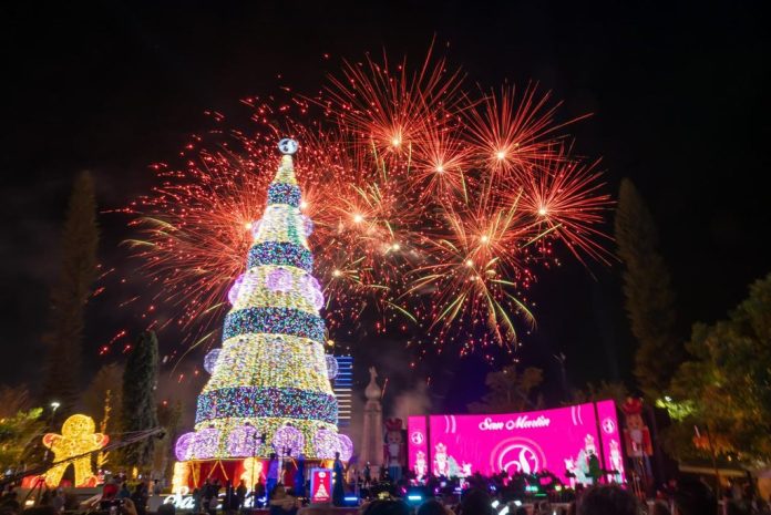 El árbol de navidad de San Martín es encendido en la Plaza Divino Salvador del Mundo, en San Salvador, para celebrar el inicio de las fiestas.