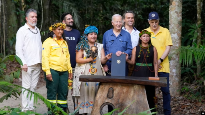 El presidente de EEUU, Joe Biden, posa con activistas después de firmar una proclamación del Día Internacional de la Conservación, el 17 de noviembre en Manaus, Brasil. Foto: Cortesía.
