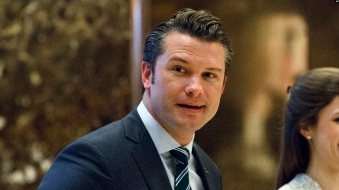 ARCHIVO - Pete Hegseth camina hacia un ascensor para reunirse con el presidente electo Donald Trump en la Torre Trump en Nueva York, el 15 de diciembre de 2016. Foto: Cortesía.