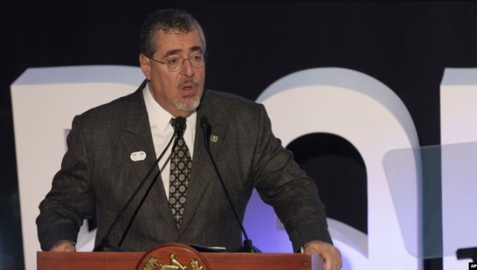 El presidente guatemalteco, Bernardo Arévalo, pronuncia un discurso durante una ceremonia para los atletas que representan a Guatemala en los próximos Juegos Olímpicos de París 2024, en la Ciudad de Guatemala, el miércoles 3 de julio de 2024. AP