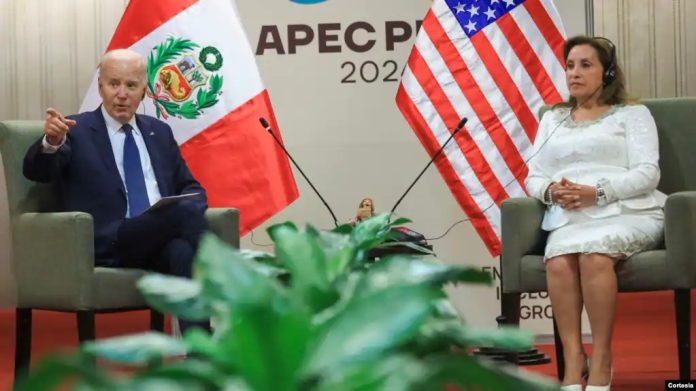 Reunión bilateral entre el Presidente de los Estados Unidos, Joe Biden, y la mandataria peruana Dina Boluarte en el marco de la APEC, en Lima, el 15 de noviembre de 2024. Imagen de referencia.