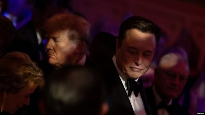 El presidente electo de Estados Unidos, Donald Trump, pasa junto a Elon Musk durante la gala del America First Policy Institute (AFPI) en Mar-A-Lago en Palm Beach, Florida, el 14 de noviembre de 2024. Imagen de referencia. Foto: Cortesía.
