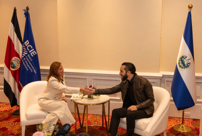 La presidenta del Banco Centroamericano de Integración Económica, junto al Presidente, Nayib Bukele.