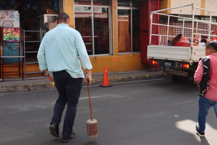 Retiran obstáculos que obstruían la vía pública, en Zacatecoluca. Foto: Cortesía.