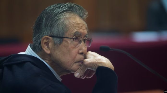 ARCHIVO - En esta foto de archivo del 28 de junio de 2016, el encarcelado expresidente de Perú, Alberto Fujimori, fotografiado a través de una ventana de vidrio, asiste a su juicio en una base policial en las afueras de Lima, Perú. Imagen de referencia. Foto: Cortesía.