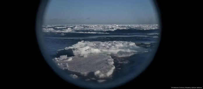 Calentamiento global, clima. Trozos de hielo sobre el mar, vistos a través de una mirilla.