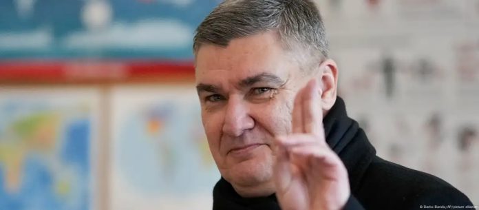 El presidente croata Zoran Milanovic saluda a las cámaras después de votar en las elecciones del domingo 29.12.2024.