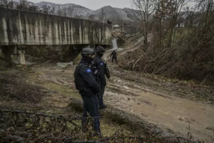 Imagen del canal de agua dañado tras una explosión en Kosovo, en noviembre de 2024. Foto: Cortesía.