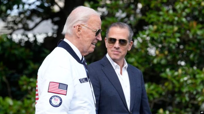 ARCHIVO - El presidente Joe Biden camina junto a su hijo Hunter Biden, rumbo al helicóptero Marine One en el jardín sur de la Casa Blanca, en Washington, el 26 de julio de 2024. Imagen de referencia. Foto Cortesía.