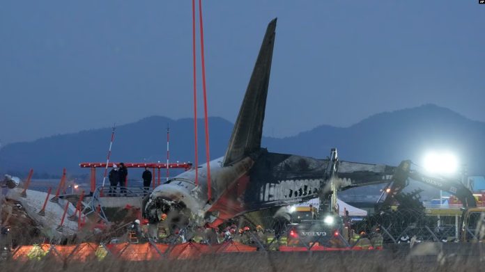 Los miembros del equipo de rescate trabajan para extinguir el incendio de avión en el Aeropuerto Internacional de Muan, en Corea del Sur, el domingo 29 de diciembre de 2024. Foto: Cortesía. Los miembros del equipo de rescate trabajan para extinguir el incendio de avión en el Aeropuerto Internacional de Muan, en Corea del Sur, el domingo 29 de diciembre de 2024. Foto: Cortesía.
