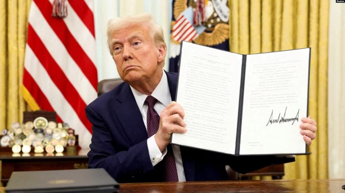 ARCHIVO - El presidente de Estados Unidos, Donald Trump, sostiene una orden ejecutiva firmada sobre inteligencia artificial, en la Oficina Oval de la Casa Blanca, en Washington, Estados Unidos, el 23 de enero de 2025. Foto: Cortesía.