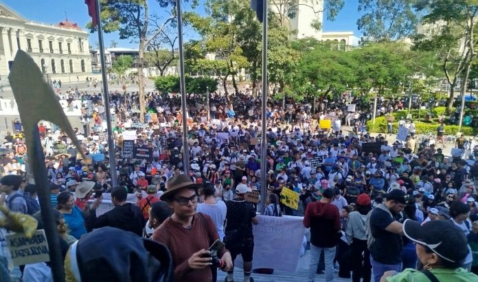 Manifestantes se reúnen frente a la Biblioteca Nacional de El Salvador para expresar su rechazo a la Ley General de Minería Metálica, demandando un futuro sostenible y el respeto por el derecho al agua. Foto: YSKL.