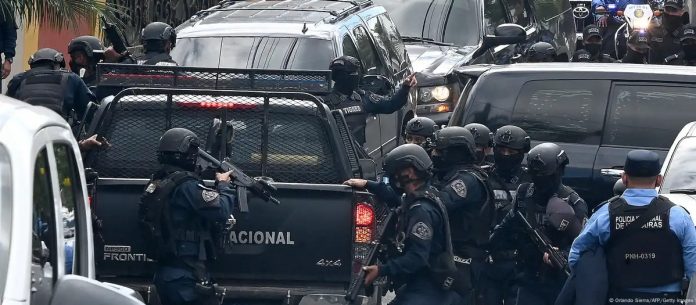 Las fuerzas de seguridad movilizaron un fuerte contingente policial para capturar al general en condición de retiro. (Imagen de archivo 15.02.2022) Foto: Cortesía. Las fuerzas de seguridad movilizaron un fuerte contingente policial para capturar al general en condición de retiro. (Imagen de archivo 15.02.2022) Foto: Cortesía.