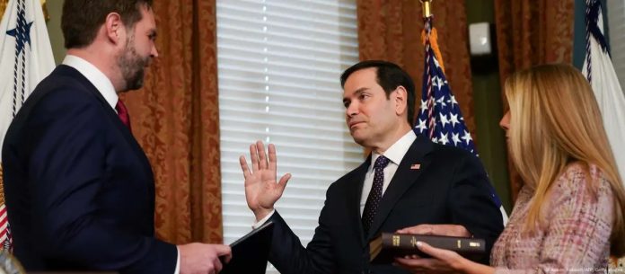 Marco Rubio, en el momento de jurar el cargo frente al nuevo vicepresidente estadounidense, J.D. Vance. Foto: Cortesía.