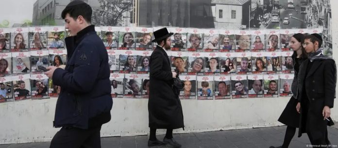 Pared con fotos de los rehenes en Jerusalén. Imagen de referencia.