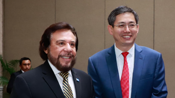 VP Felix Ulloa y Embajador Zhang Yanhui