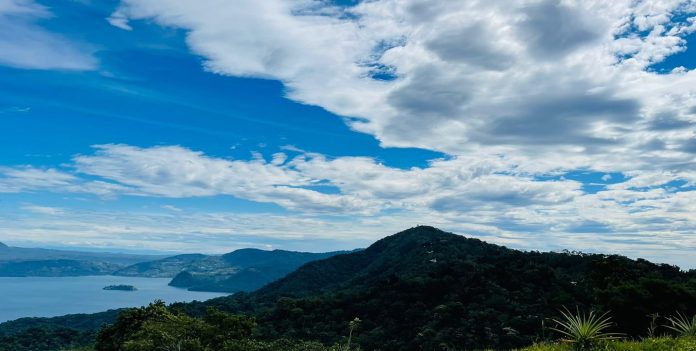 Vista hacia el lago de Ilopango desde San Francisco Chinameca.