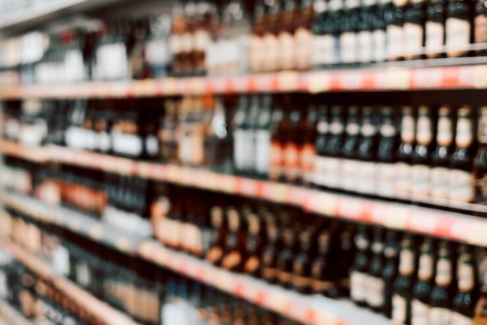 Productos alcohólicos en vitrinas desenfocadas. Imagen de referencia, Foto: Cortesía.