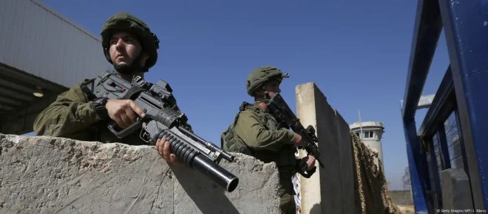 ARCHIVO.- Soldados israelíes hacen guardia en el cruce fronterizo entre Israel y Siria en Quneitra, en los ocupados Altos del Golán.