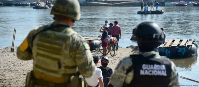 Dos uniformados mexicanos en la frontera sur del país. Imagen referencial.