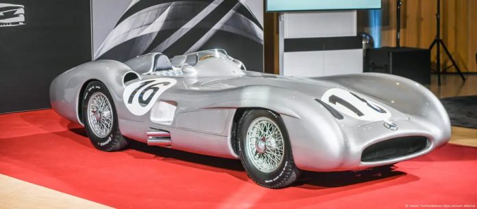 El Mercedes W196R de carrocería aerodinámica plateada, durante su exposición para la subasta. Foto: Cortesía.