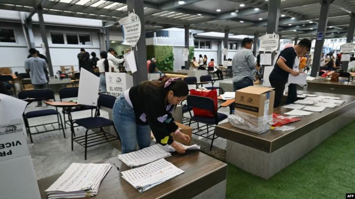 El personal electoral cuenta los votos tras el cierre de un colegio electoral durante las elecciones presidenciales en Guayaquil, Ecuador, el 9 de febrero de 2025. Foto: Cortesía.
