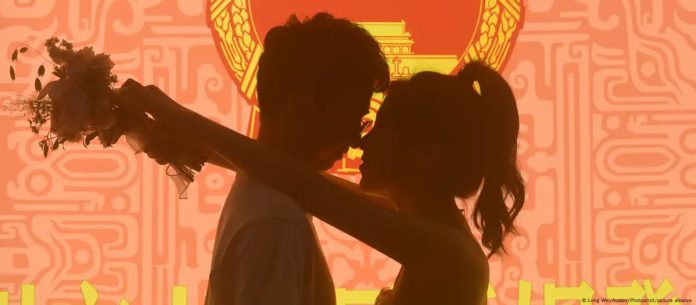 El año pasado se registraron más de 6,1 millones de parejas frente a los 7,68 millones de 2023, según cifras del Ministerio de Asuntos Civiles. El menor interés por casarse y formar una familia se achaca al elevado coste de la educación y el cuidado de los niños en China, entre otros factores económicos. (Archivo 22.08.2022) Imagen de referencia.