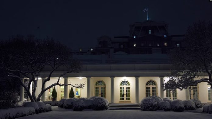 La nieve cae desde el jardín de rosas de la Casa Blanca, el martes 11 de febrero de 2025, en Washington. Imagen de referencia. Foto: Cortesía. La nieve cae desde el jardín de rosas de la Casa Blanca, el martes 11 de febrero de 2025, en Washington. Imagen de referencia. Foto: Cortesía.