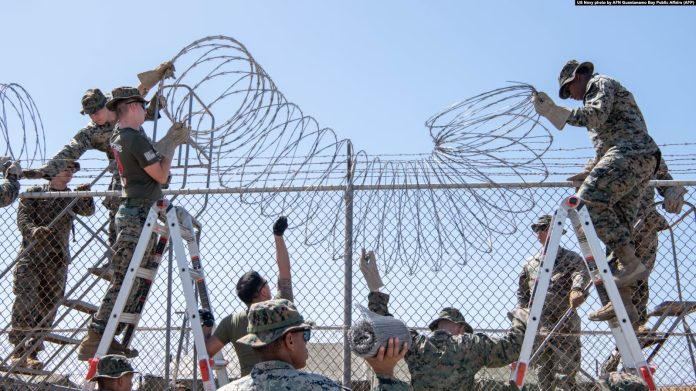 ARCHIVO: Marines de EEUU instalan alambres de púas en el Centro de Operaciones de Detención de Extranjeros Ilegales en la Bahía de Guantánamo, Cuba, el 8 de febrero de 2025. Foto: Cortesía. ARCHIVO: Marines de EEUU instalan alambres de púas en el Centro de Operaciones de Detención de Extranjeros Ilegales en la Bahía de Guantánamo, Cuba, el 8 de febrero de 2025. Foto: Cortesía.