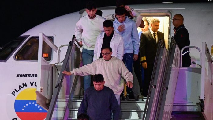 Migrantes venezolanos llegan en un vuelo de deportación desde Estados Unidos al aeropuerto internacional Simón Bolívar de Maiquetía, el lunes 10 de febrero de 2025. Foto: Cortesía.