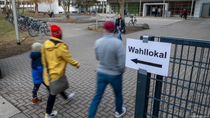 Votantes se dirigen a un local electoral en Leipzig. Foto: Cortesía.