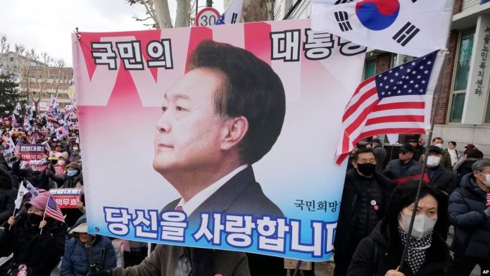 ARCHIVO: Partidarios del presidente surcoreano Yoon Suk Yeol se manifiestan contra su juicio político cerca de la Corte Constitucional de Seúl, el 25 de febrero de 2025. Foto: Cortesía.