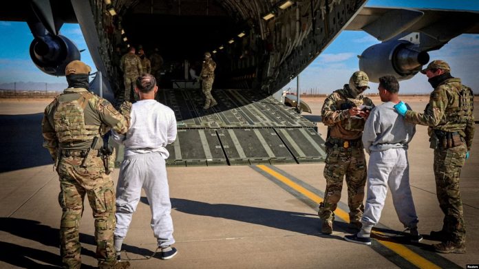 ARCHIVO - Un avión militar estadounidense revisa a migrantes antes de trasladarlos a la cárcel de la Bahía de Guantánamo desde una locación no especificada, el 4 de febrero de 2025. Foto: Cortesía.