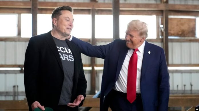 ARCHIVO – El CEO de Tesla y SpaceX, Elon Musk, y el entonces candidato presidencial republicano y expresidente, Donald Trump, asisten a un evento de campaña en el Butler Farm Show, el 5 de octubre de 2024, en Butler, Pensilvania. Foto: Cortesía.