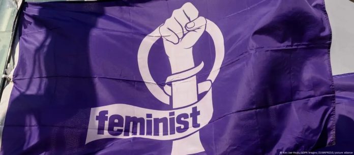 Bandera feminista color lila. Marcha de mujeres en Seúl, cuna del movimiento de mujeres 4B. Imagen de referencia.