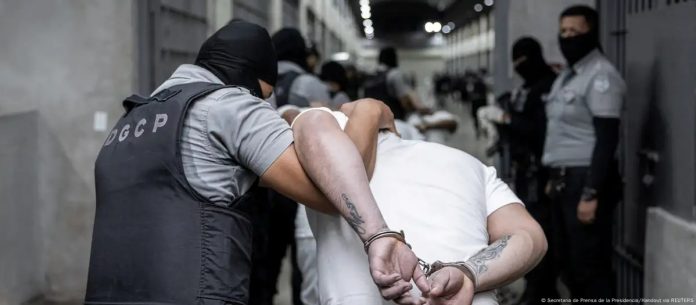 Deportados en el centro de alta seguridad en El Salvador, CECOT.