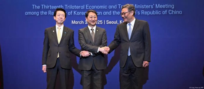 El ministro chino de Comercio, el de Industria surcoreano y el ministro japonés de Economía, Comercio e Industria. Foto: Cortesía.