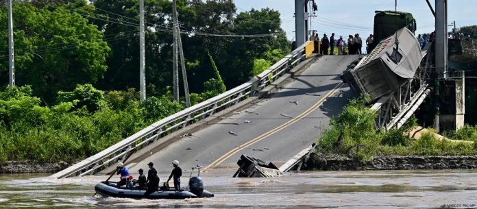 El puente colapsado en el río Magro, en la provincia de Guayas, Ecuador.