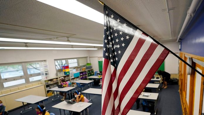 Fotografía de archivo del 25 de agosto de 2020 de una bandera estadounidense que cuelga en un salón de clases en una escuela pública de Denver, Colorado. Foto: Cortesía.