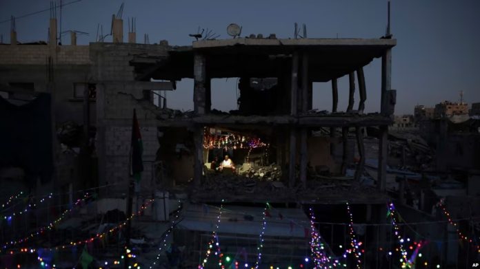 Palestinos colocan decoraciones cerca de sus viviendas destrozadas por la guerra, antes del inicio del mes sagrado del islam, el Ramadán, en Jan Yunis, en el sur de la Franja de Gaza, el 28 de febrero de 2025. Imagen de referencia. Foto: Cortesía.