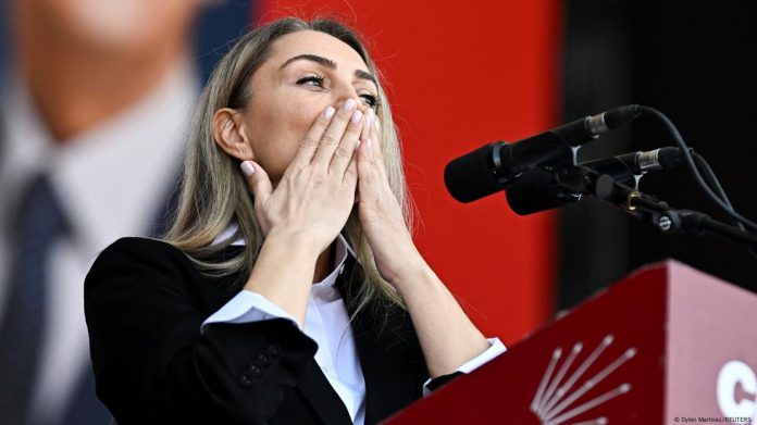 La esposa de Imamoglu, Dilek Imamoglu, fue una de las primeras oradoras de la concentración. Foto: Cortesía.