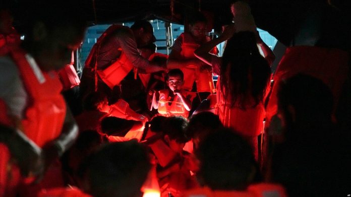 Migrantes abordan un bote en el pueblo costero caribeño de Miramar, Panamá, con destino a la frontera con Colombia, el jueves 27 de febrero de 2025. Foto: Cortesía.