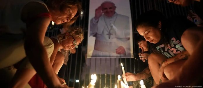 Mujeres prenden velas en oración por la salud del papa Francisco. Foto: Cortesía.