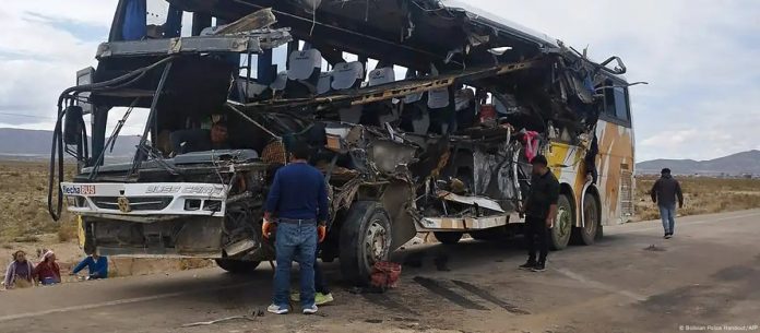 Personas revisan los restos de uno de los autobuses (01.03.2025) Foto: Cortesía.