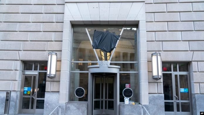 ARCHIVO - Se ve la puerta de la Agencia de Estados Unidos para el Desarrollo Internacional, o USAID, con el cartel y el logotipo retirados de la pared exterior de la sede de la agencia en Washington, el 7 de febrero de 2025. Foto: Cortesía.