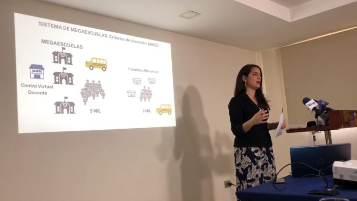 La diputada de la Asamblea Legislativa por VAMOS, Claudia Ortiz, presenta su propuesta para crear un Sistema de Megaescuelas, en el sector público. Foto: YSKL.