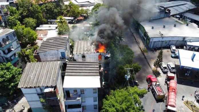 incendio estructural en condominios de barrio San Jacinto.