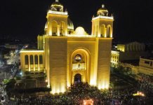 MITUR: Extranjeros muestran mayor participación en tradiciones religiosas realizadas en Centro Histórico de San Salvador Centro Histórico de San Salvador, durante conmemoración del Viernes Santo (18.04.2025)